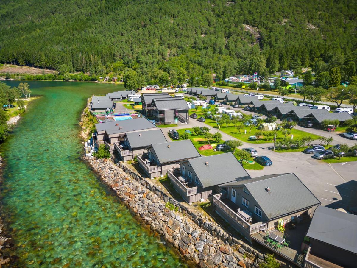 Mikkelparken Ferietun Hotel Kinsarvik Exterior photo
