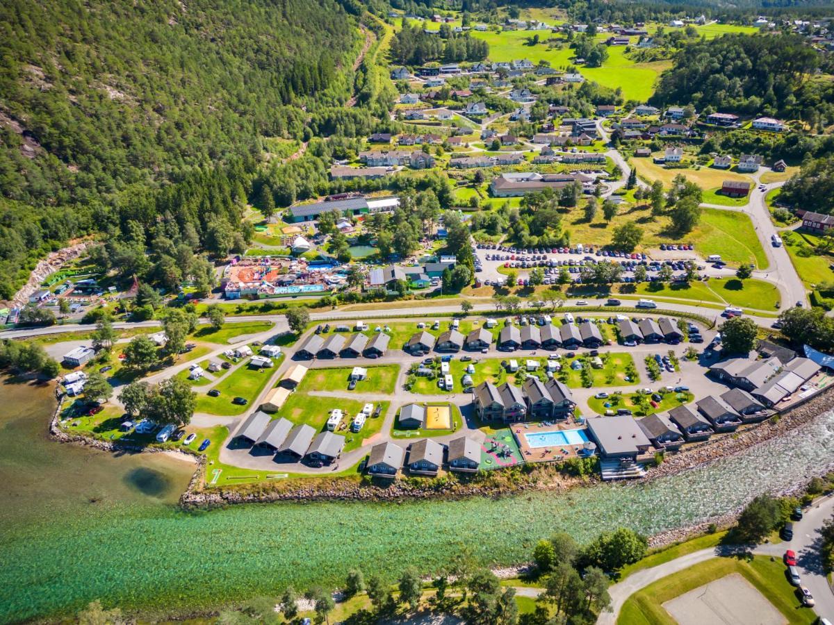 Mikkelparken Ferietun Hotel Kinsarvik Exterior photo