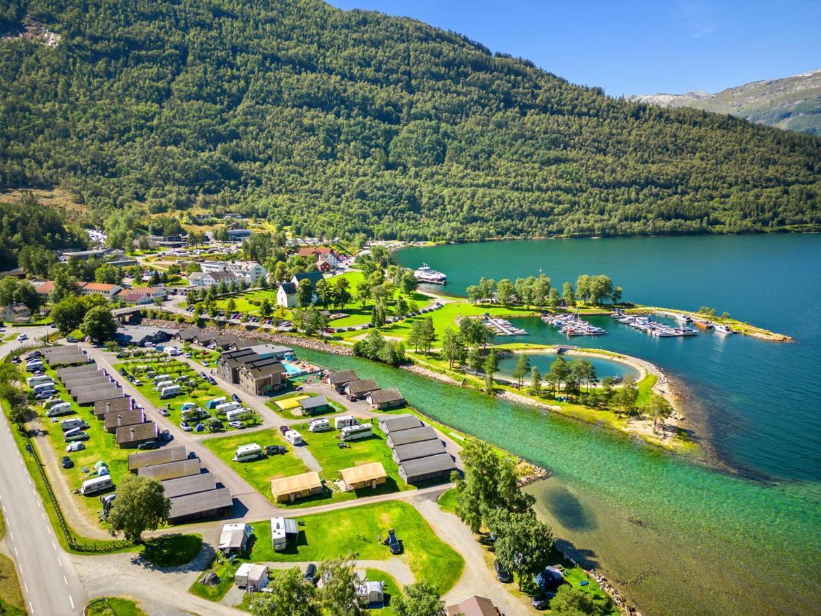 Mikkelparken Ferietun Hotel Kinsarvik Exterior photo